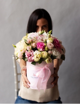 Flores en una caja con rosas y lisianthus, complementadas con rosas peonías